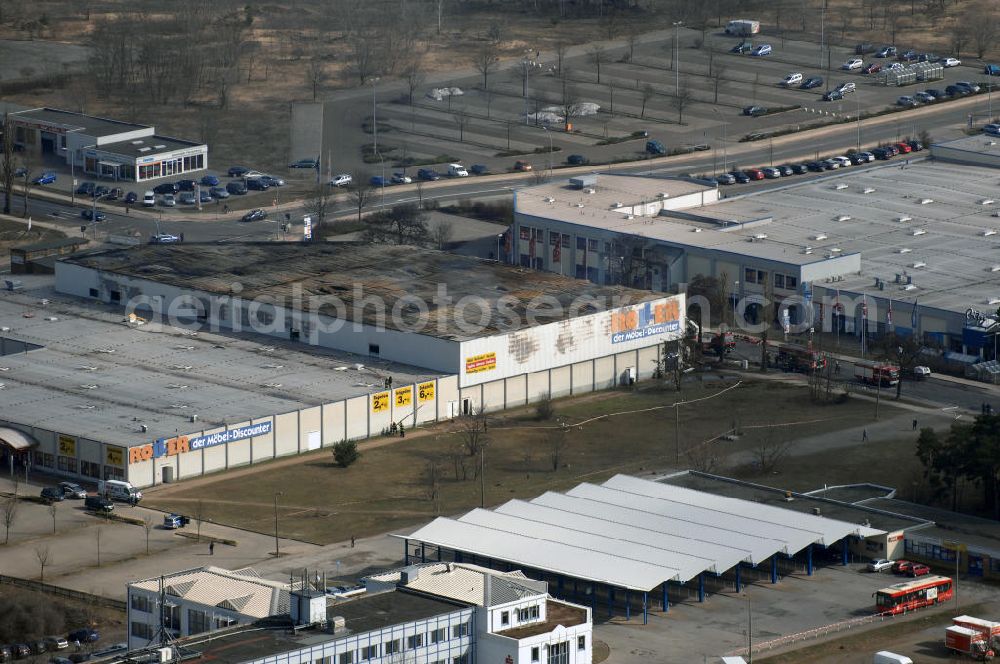 Aerial image Eisenhüttenstadt - Blick auf ein Feuer / Brand / Großbrand im Einkaufszentrum Nordpassagen in Eisenhüttenstadt (ROLLER Möbeldiscounter). View of a large fire in the shopping center Nordpassagen in Eisenhüttenstadt.