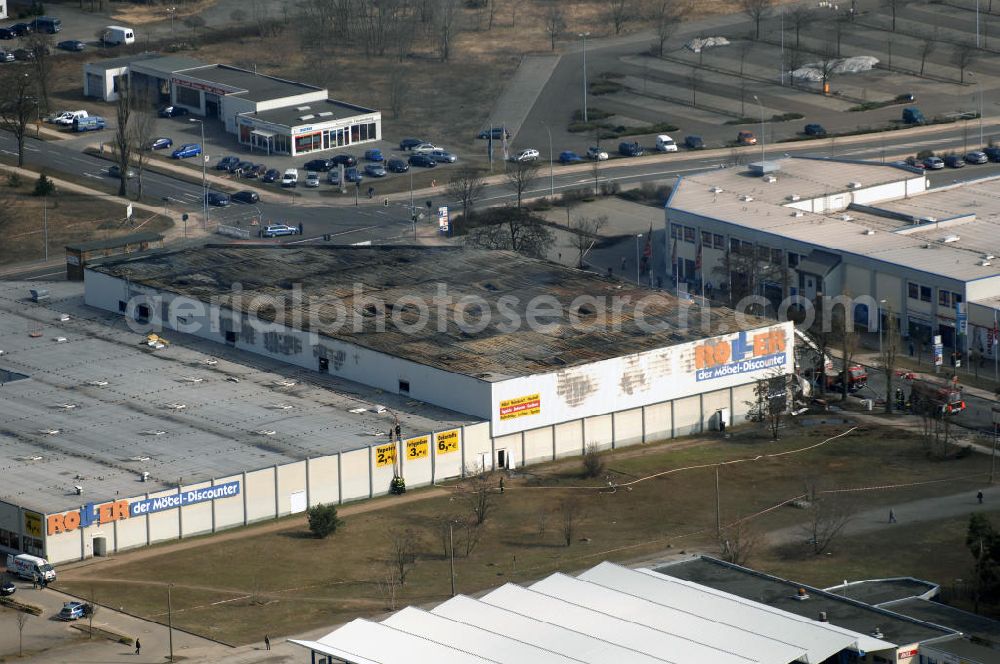 Aerial photograph Eisenhüttenstadt - Blick auf ein Feuer / Brand / Großbrand im Einkaufszentrum Nordpassagen in Eisenhüttenstadt (ROLLER Möbeldiscounter). View of a large fire in the shopping center Nordpassagen in Eisenhüttenstadt.