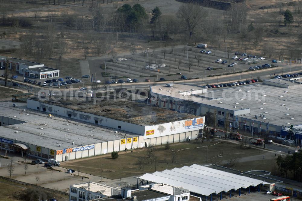 Eisenhüttenstadt from above - Blick auf ein Feuer / Brand / Großbrand im Einkaufszentrum Nordpassagen in Eisenhüttenstadt (ROLLER Möbeldiscounter). View of a large fire in the shopping center Nordpassagen in Eisenhüttenstadt.