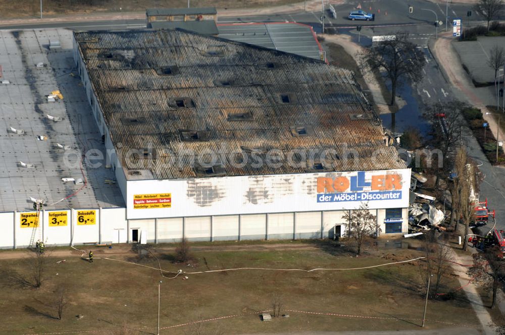 Eisenhüttenstadt from the bird's eye view: Blick auf ein Feuer / Brand / Großbrand im Einkaufszentrum Nordpassagen in Eisenhüttenstadt (ROLLER Möbeldiscounter). View of a large fire in the shopping center Nordpassagen in Eisenhüttenstadt.