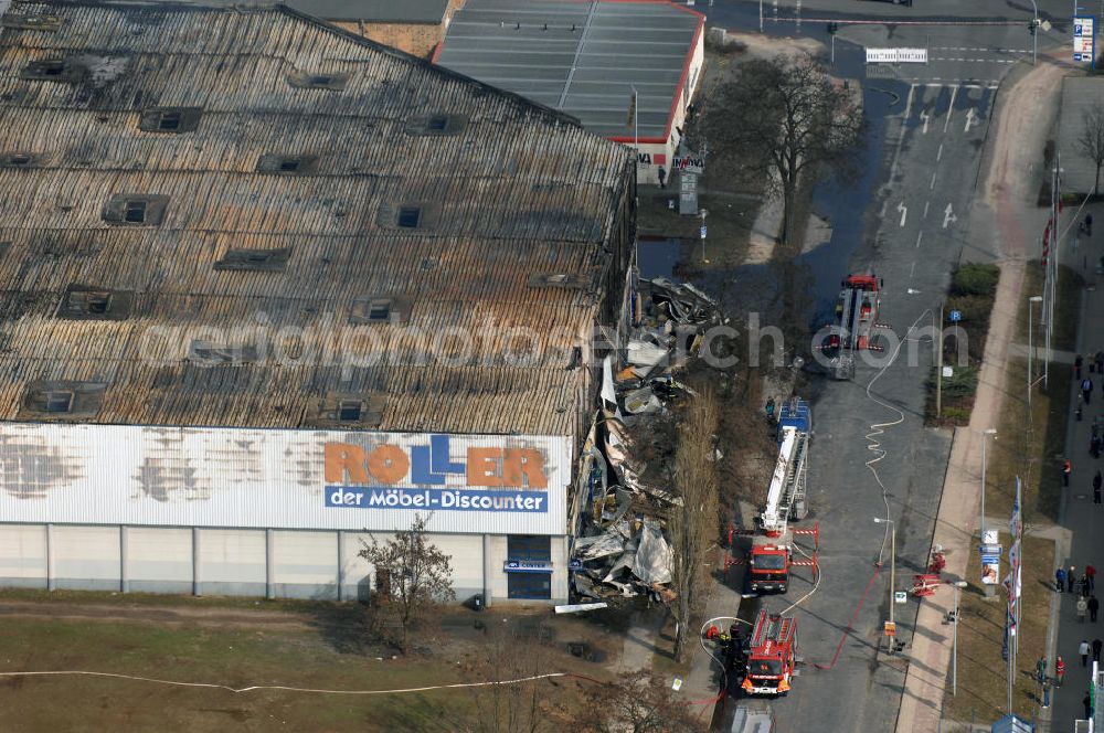 Aerial image Eisenhüttenstadt - Blick auf ein Feuer / Brand / Großbrand im Einkaufszentrum Nordpassagen in Eisenhüttenstadt (ROLLER Möbeldiscounter). View of a large fire in the shopping center Nordpassagen in Eisenhüttenstadt.