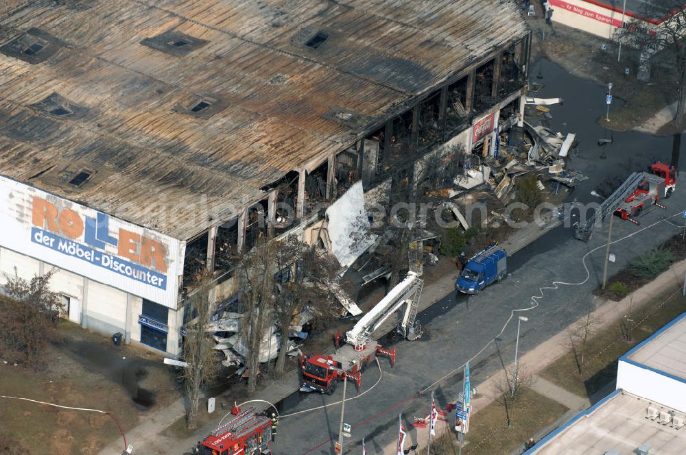 Aerial photograph Eisenhüttenstadt - Blick auf ein Feuer / Brand / Großbrand im Einkaufszentrum Nordpassagen in Eisenhüttenstadt (ROLLER Möbeldiscounter). View of a large fire in the shopping center Nordpassagen in Eisenhüttenstadt.