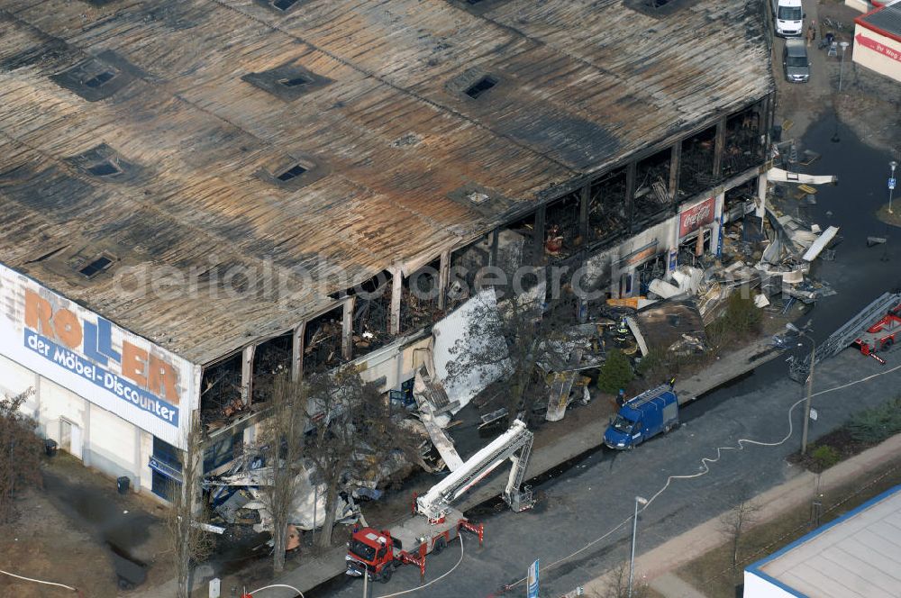 Eisenhüttenstadt from above - Blick auf ein Feuer / Brand / Großbrand im Einkaufszentrum Nordpassagen in Eisenhüttenstadt (ROLLER Möbeldiscounter). View of a large fire in the shopping center Nordpassagen in Eisenhüttenstadt.