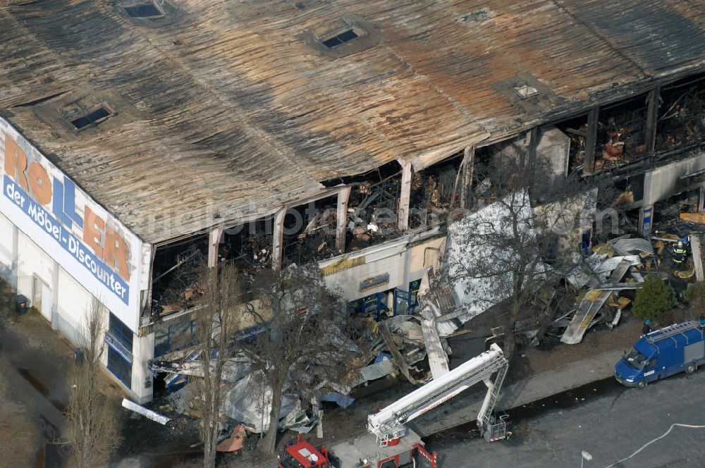 Eisenhüttenstadt from the bird's eye view: Blick auf ein Feuer / Brand / Großbrand im Einkaufszentrum Nordpassagen in Eisenhüttenstadt (ROLLER Möbeldiscounter). View of a large fire in the shopping center Nordpassagen in Eisenhüttenstadt.