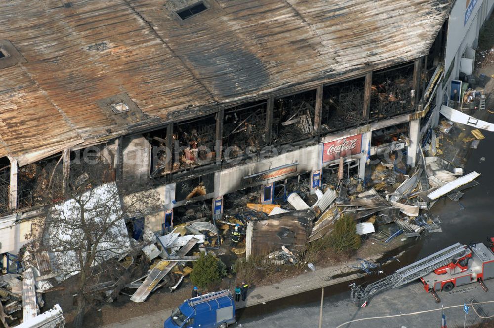 Aerial image Eisenhüttenstadt - Blick auf ein Feuer / Brand / Großbrand im Einkaufszentrum Nordpassagen in Eisenhüttenstadt (ROLLER Möbeldiscounter). View of a large fire in the shopping center Nordpassagen in Eisenhüttenstadt.