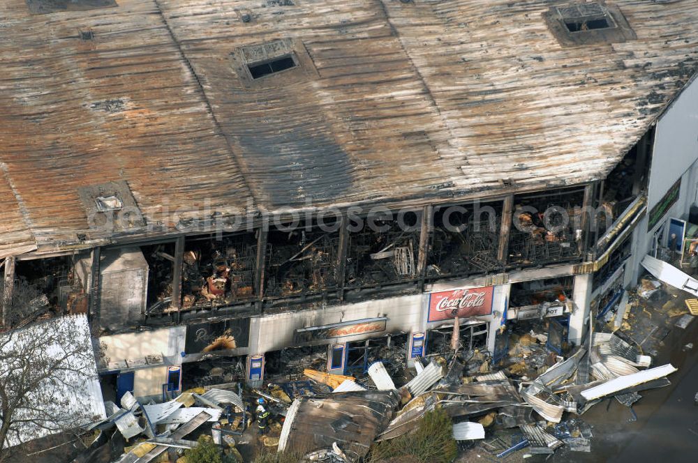 Aerial photograph Eisenhüttenstadt - Blick auf ein Feuer / Brand / Großbrand im Einkaufszentrum Nordpassagen in Eisenhüttenstadt (ROLLER Möbeldiscounter). View of a large fire in the shopping center Nordpassagen in Eisenhüttenstadt.