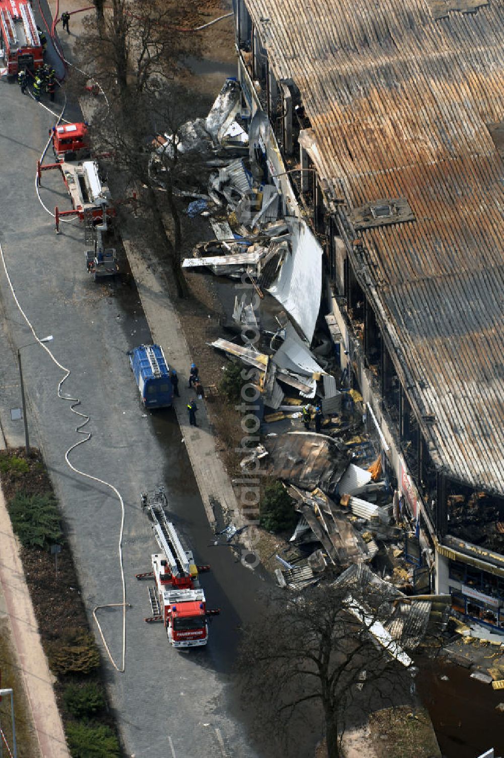 Eisenhüttenstadt from the bird's eye view: Blick auf ein Feuer / Brand / Großbrand im Einkaufszentrum Nordpassagen in Eisenhüttenstadt (ROLLER Möbeldiscounter). View of a large fire in the shopping center Nordpassagen in Eisenhüttenstadt.