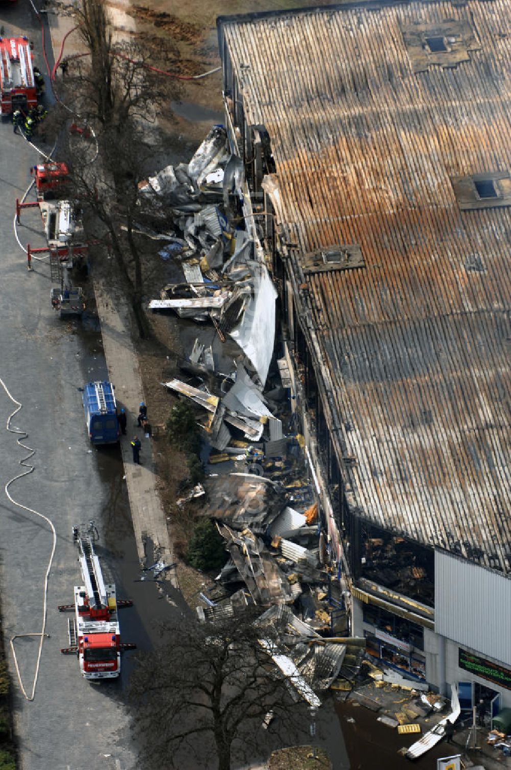 Aerial image Eisenhüttenstadt - Blick auf ein Feuer / Brand / Großbrand im Einkaufszentrum Nordpassagen in Eisenhüttenstadt (ROLLER Möbeldiscounter). View of a large fire in the shopping center Nordpassagen in Eisenhüttenstadt.