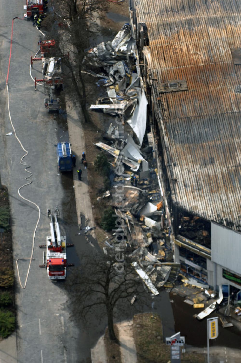 Aerial photograph Eisenhüttenstadt - Blick auf ein Feuer / Brand / Großbrand im Einkaufszentrum Nordpassagen in Eisenhüttenstadt (ROLLER Möbeldiscounter). View of a large fire in the shopping center Nordpassagen in Eisenhüttenstadt.