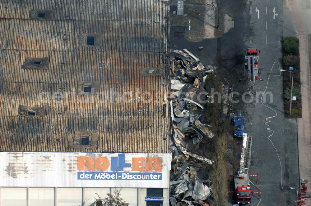 Eisenhüttenstadt from above - Blick auf ein Feuer / Brand / Großbrand im Einkaufszentrum Nordpassagen in Eisenhüttenstadt (ROLLER Möbeldiscounter). View of a large fire in the shopping center Nordpassagen in Eisenhüttenstadt.