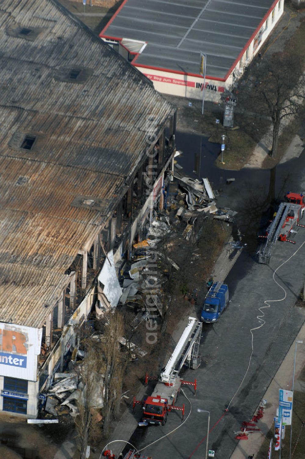 Eisenhüttenstadt from the bird's eye view: Blick auf ein Feuer / Brand / Großbrand im Einkaufszentrum Nordpassagen in Eisenhüttenstadt (ROLLER Möbeldiscounter). View of a large fire in the shopping center Nordpassagen in Eisenhüttenstadt.