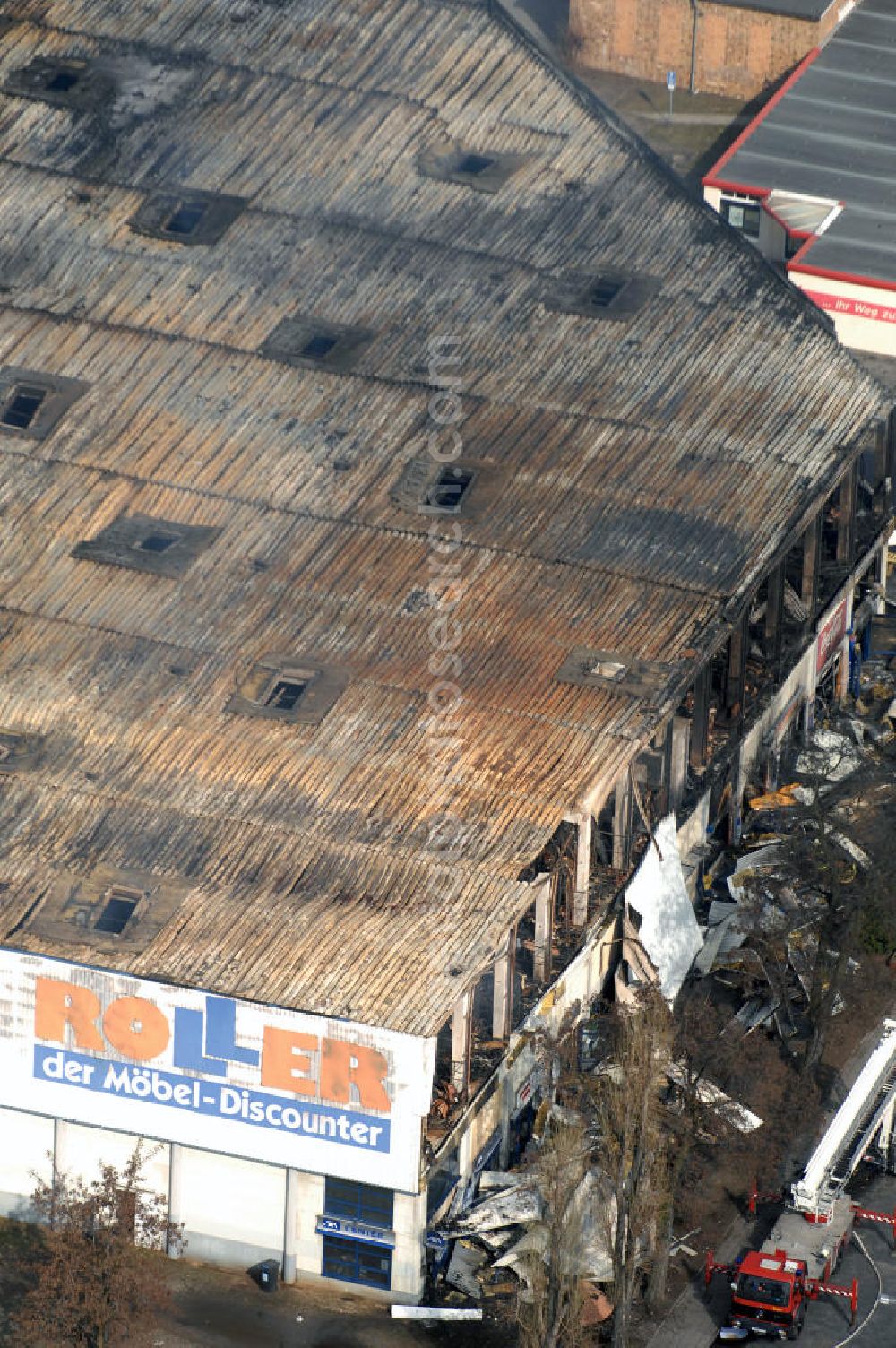 Aerial image Eisenhüttenstadt - Blick auf ein Feuer / Brand / Großbrand im Einkaufszentrum Nordpassagen in Eisenhüttenstadt (ROLLER Möbeldiscounter). View of a large fire in the shopping center Nordpassagen in Eisenhüttenstadt.