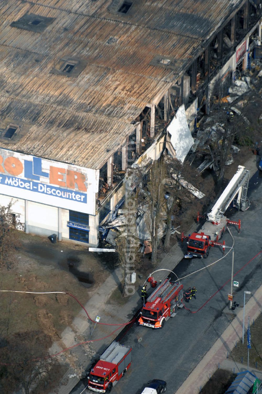 Aerial photograph Eisenhüttenstadt - Blick auf ein Feuer / Brand / Großbrand im Einkaufszentrum Nordpassagen in Eisenhüttenstadt (ROLLER Möbeldiscounter). View of a large fire in the shopping center Nordpassagen in Eisenhüttenstadt.