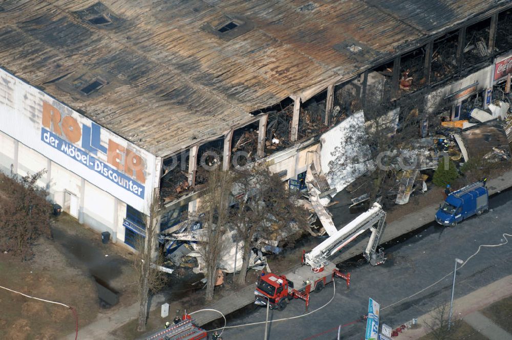 Eisenhüttenstadt from above - Blick auf ein Feuer / Brand / Großbrand im Einkaufszentrum Nordpassagen in Eisenhüttenstadt (ROLLER Möbeldiscounter). View of a large fire in the shopping center Nordpassagen in Eisenhüttenstadt.