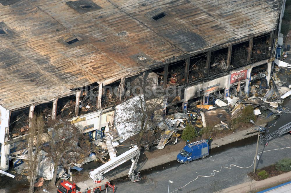 Eisenhüttenstadt from the bird's eye view: Blick auf ein Feuer / Brand / Großbrand im Einkaufszentrum Nordpassagen in Eisenhüttenstadt (ROLLER Möbeldiscounter). View of a large fire in the shopping center Nordpassagen in Eisenhüttenstadt.