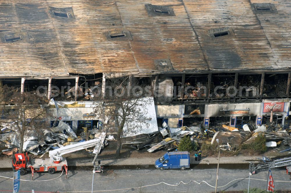 Aerial image Eisenhüttenstadt - Blick auf ein Feuer / Brand / Großbrand im Einkaufszentrum Nordpassagen in Eisenhüttenstadt (ROLLER Möbeldiscounter). View of a large fire in the shopping center Nordpassagen in Eisenhüttenstadt.