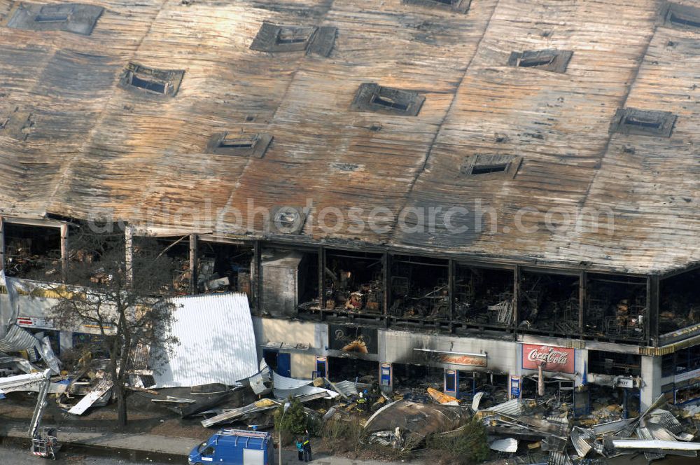 Aerial photograph Eisenhüttenstadt - Blick auf ein Feuer / Brand / Großbrand im Einkaufszentrum Nordpassagen in Eisenhüttenstadt (ROLLER Möbeldiscounter). View of a large fire in the shopping center Nordpassagen in Eisenhüttenstadt.