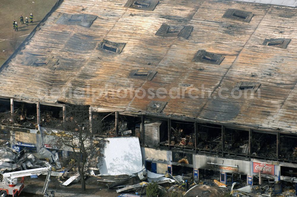 Eisenhüttenstadt from above - Blick auf ein Feuer / Brand / Großbrand im Einkaufszentrum Nordpassagen in Eisenhüttenstadt (ROLLER Möbeldiscounter). View of a large fire in the shopping center Nordpassagen in Eisenhüttenstadt.