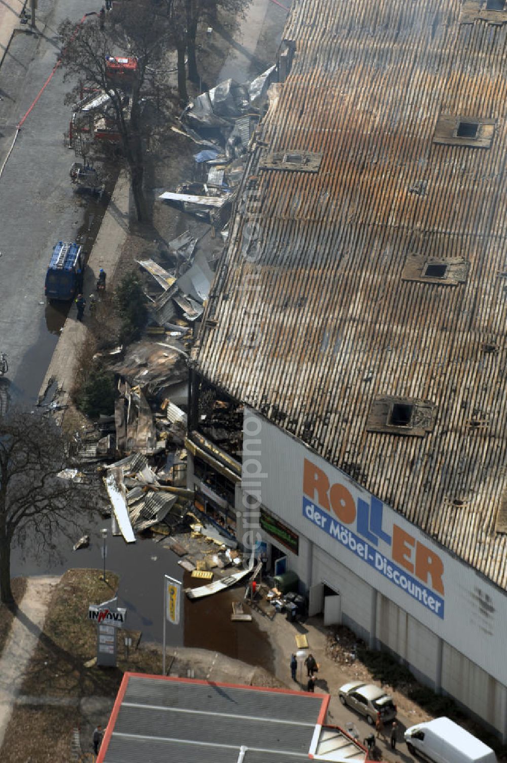 Eisenhüttenstadt from the bird's eye view: Blick auf ein Feuer / Brand / Großbrand im Einkaufszentrum Nordpassagen in Eisenhüttenstadt (ROLLER Möbeldiscounter). View of a large fire in the shopping center Nordpassagen in Eisenhüttenstadt.