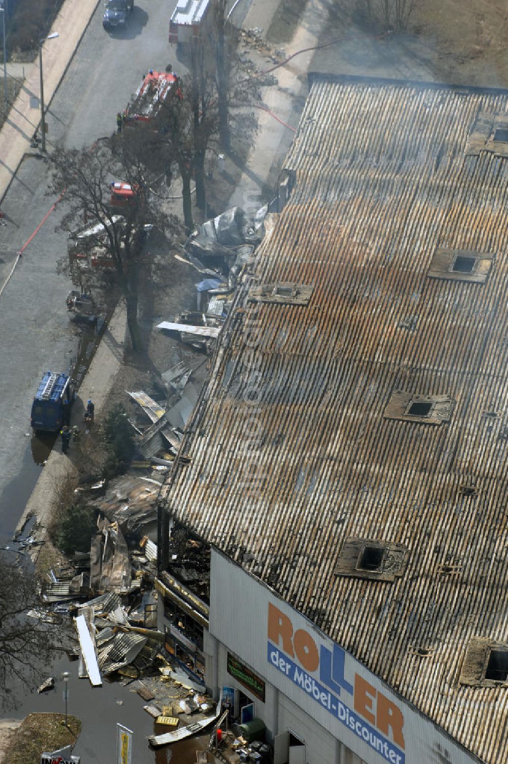 Aerial image Eisenhüttenstadt - Blick auf ein Feuer / Brand / Großbrand im Einkaufszentrum Nordpassagen in Eisenhüttenstadt (ROLLER Möbeldiscounter). View of a large fire in the shopping center Nordpassagen in Eisenhüttenstadt.