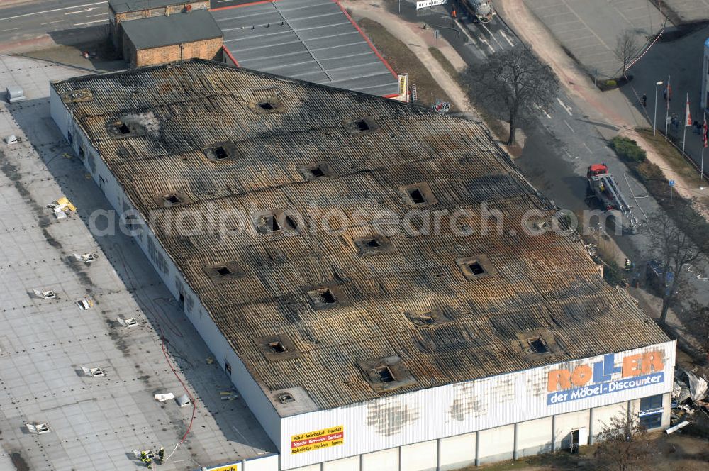 Aerial photograph Eisenhüttenstadt - Blick auf ein Feuer / Brand / Großbrand im Einkaufszentrum Nordpassagen in Eisenhüttenstadt (ROLLER Möbeldiscounter). View of a large fire in the shopping center Nordpassagen in Eisenhüttenstadt.