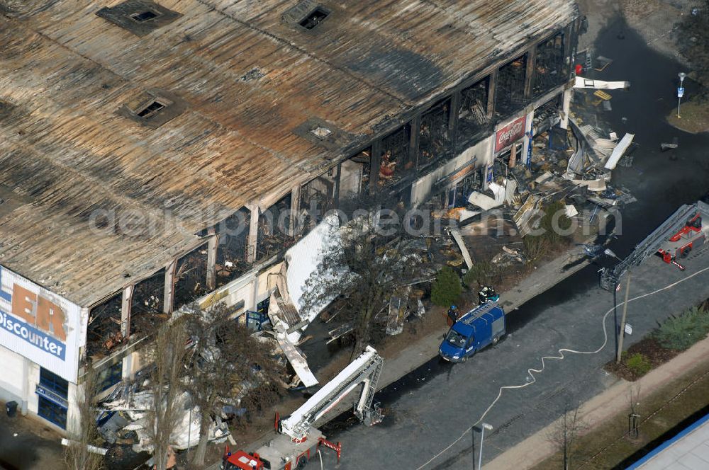 Eisenhüttenstadt from the bird's eye view: Blick auf ein Feuer / Brand / Großbrand im Einkaufszentrum Nordpassagen in Eisenhüttenstadt (ROLLER Möbeldiscounter). View of a large fire in the shopping center Nordpassagen in Eisenhüttenstadt.