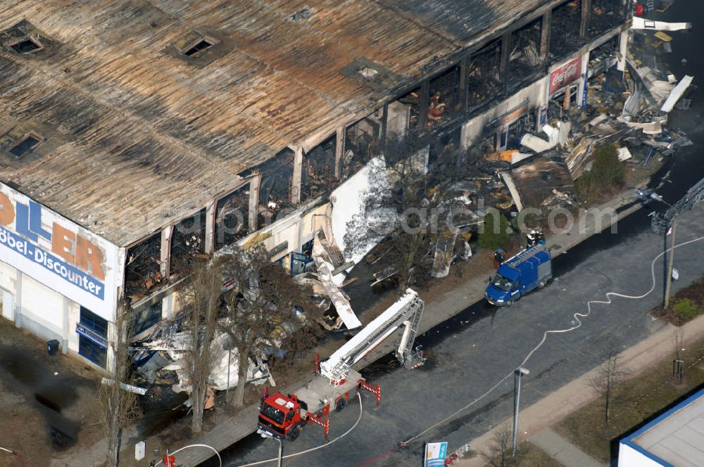 Aerial image Eisenhüttenstadt - Blick auf ein Feuer / Brand / Großbrand im Einkaufszentrum Nordpassagen in Eisenhüttenstadt (ROLLER Möbeldiscounter). View of a large fire in the shopping center Nordpassagen in Eisenhüttenstadt.