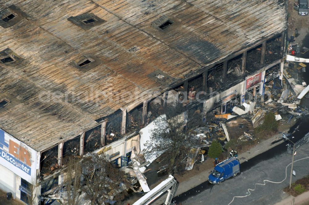 Aerial photograph Eisenhüttenstadt - Blick auf ein Feuer / Brand / Großbrand im Einkaufszentrum Nordpassagen in Eisenhüttenstadt (ROLLER Möbeldiscounter). View of a large fire in the shopping center Nordpassagen in Eisenhüttenstadt.