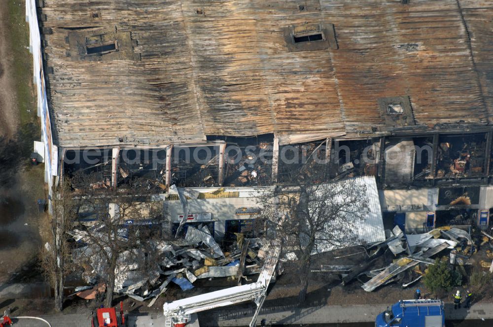 Eisenhüttenstadt from above - Blick auf ein Feuer / Brand / Großbrand im Einkaufszentrum Nordpassagen in Eisenhüttenstadt (ROLLER Möbeldiscounter). View of a large fire in the shopping center Nordpassagen in Eisenhüttenstadt.