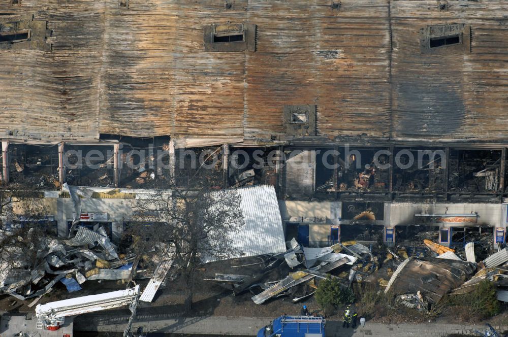 Eisenhüttenstadt from the bird's eye view: Blick auf ein Feuer / Brand / Großbrand im Einkaufszentrum Nordpassagen in Eisenhüttenstadt (ROLLER Möbeldiscounter). View of a large fire in the shopping center Nordpassagen in Eisenhüttenstadt.