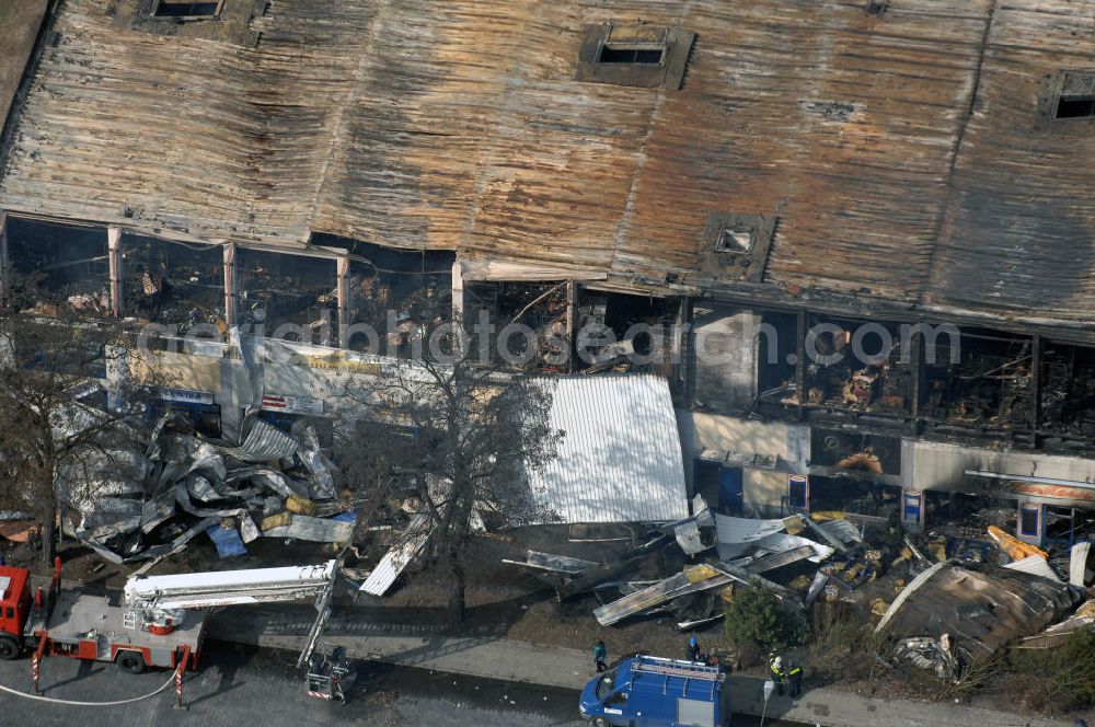 Aerial image Eisenhüttenstadt - Blick auf ein Feuer / Brand / Großbrand im Einkaufszentrum Nordpassagen in Eisenhüttenstadt (ROLLER Möbeldiscounter). View of a large fire in the shopping center Nordpassagen in Eisenhüttenstadt.