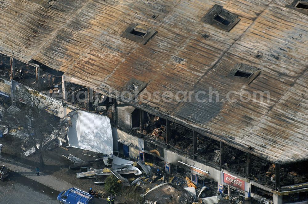 Aerial photograph Eisenhüttenstadt - Blick auf ein Feuer / Brand / Großbrand im Einkaufszentrum Nordpassagen in Eisenhüttenstadt (ROLLER Möbeldiscounter). View of a large fire in the shopping center Nordpassagen in Eisenhüttenstadt.