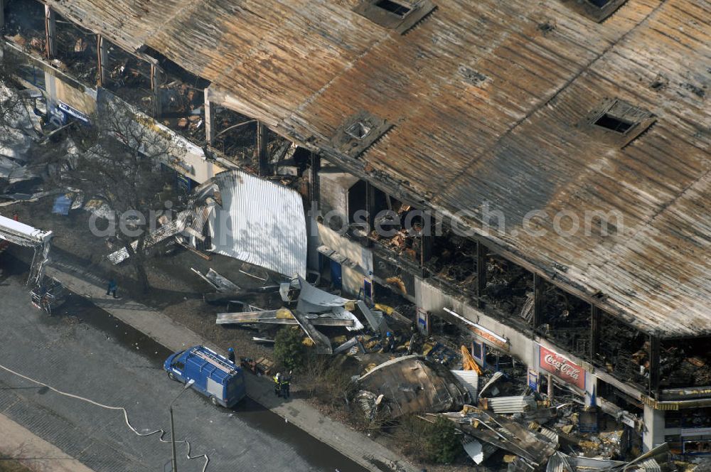 Eisenhüttenstadt from above - Blick auf ein Feuer / Brand / Großbrand im Einkaufszentrum Nordpassagen in Eisenhüttenstadt (ROLLER Möbeldiscounter). View of a large fire in the shopping center Nordpassagen in Eisenhüttenstadt.