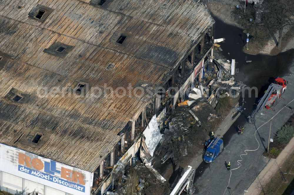 Eisenhüttenstadt from the bird's eye view: Blick auf ein Feuer / Brand / Großbrand im Einkaufszentrum Nordpassagen in Eisenhüttenstadt (ROLLER Möbeldiscounter). View of a large fire in the shopping center Nordpassagen in Eisenhüttenstadt.