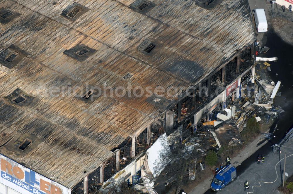 Aerial image Eisenhüttenstadt - Blick auf ein Feuer / Brand / Großbrand im Einkaufszentrum Nordpassagen in Eisenhüttenstadt (ROLLER Möbeldiscounter). View of a large fire in the shopping center Nordpassagen in Eisenhüttenstadt.