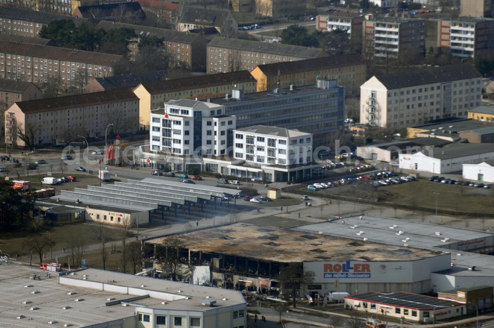 Aerial photograph Eisenhüttenstadt - Blick auf ein Feuer / Brand / Großbrand im Einkaufszentrum Nordpassagen in Eisenhüttenstadt (ROLLER Möbeldiscounter). View of a large fire in the shopping center Nordpassagen in Eisenhüttenstadt.