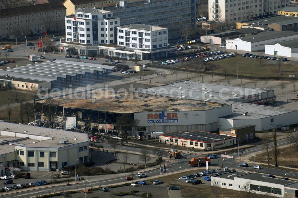 Eisenhüttenstadt from above - Blick auf ein Feuer / Brand / Großbrand im Einkaufszentrum Nordpassagen in Eisenhüttenstadt (ROLLER Möbeldiscounter). View of a large fire in the shopping center Nordpassagen in Eisenhüttenstadt.