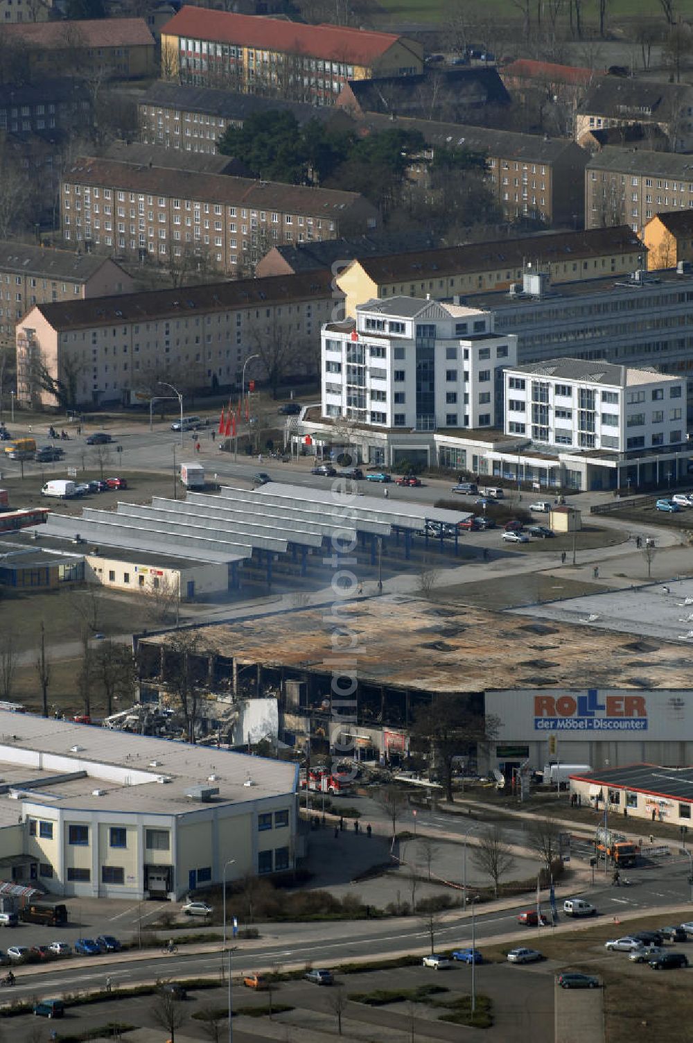 Eisenhüttenstadt from the bird's eye view: Blick auf ein Feuer / Brand / Großbrand im Einkaufszentrum Nordpassagen in Eisenhüttenstadt (ROLLER Möbeldiscounter). View of a large fire in the shopping center Nordpassagen in Eisenhüttenstadt.