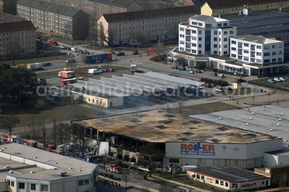 Aerial image Eisenhüttenstadt - Blick auf ein Feuer / Brand / Großbrand im Einkaufszentrum Nordpassagen in Eisenhüttenstadt (ROLLER Möbeldiscounter). View of a large fire in the shopping center Nordpassagen in Eisenhüttenstadt.