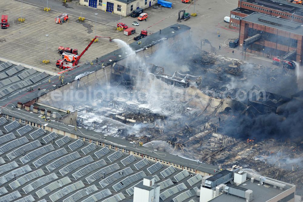 Aerial image Berlin Spandau - Conflagration in a warehouse at the street Gartenfelder Strasse in the disctrict Siemensstadt of Berlin-Spandau