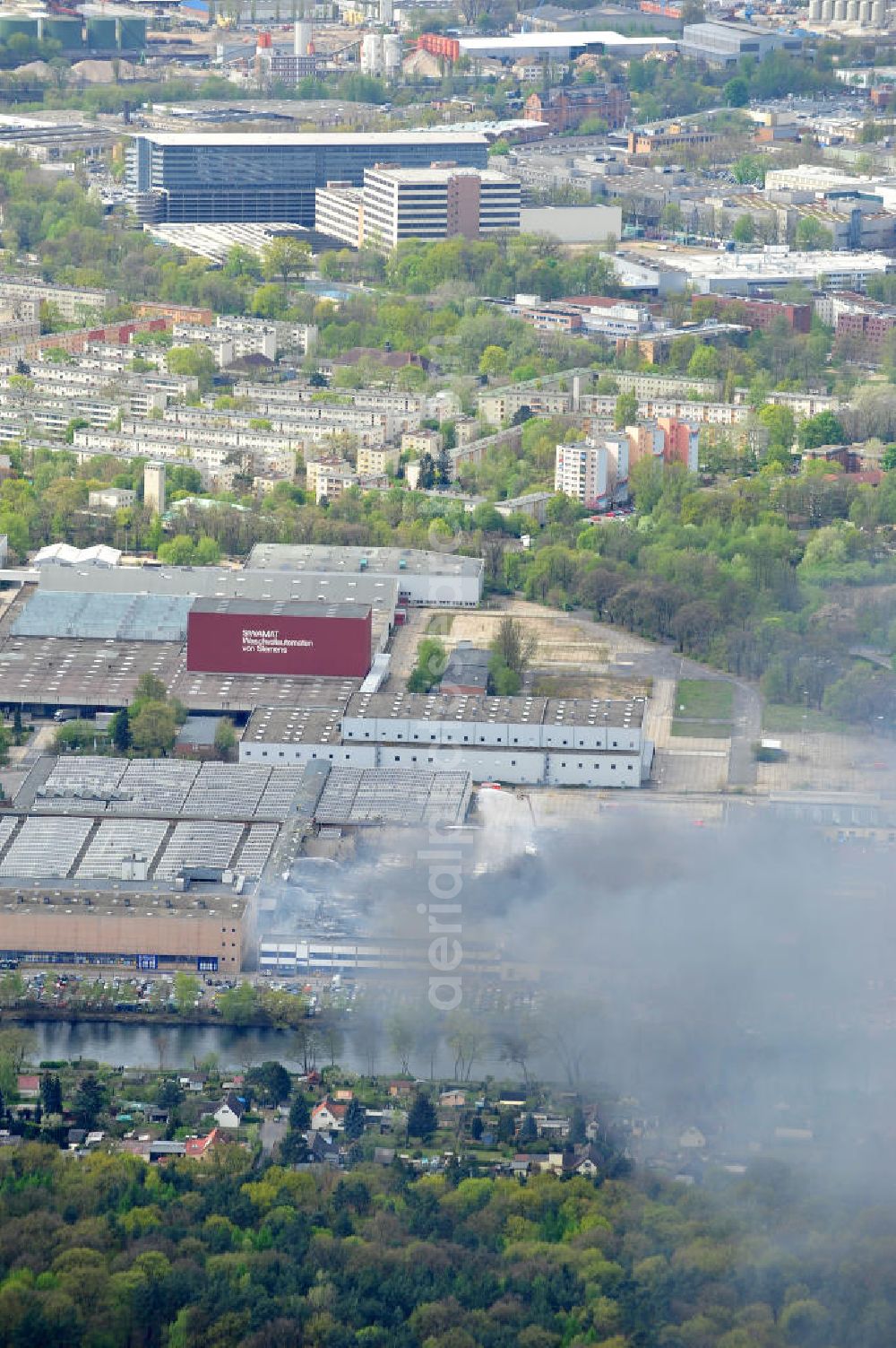 Aerial image Berlin Spandau - Conflagration in a warehouse at the street Gartenfelder Strasse in the disctrict Siemensstadt of Berlin-Spandau