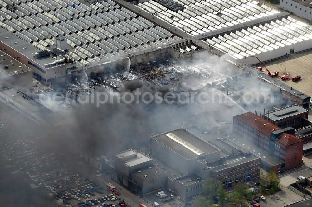 Berlin Spandau from the bird's eye view: Conflagration in a warehouse at the street Gartenfelder Strasse in the disctrict Siemensstadt of Berlin-Spandau