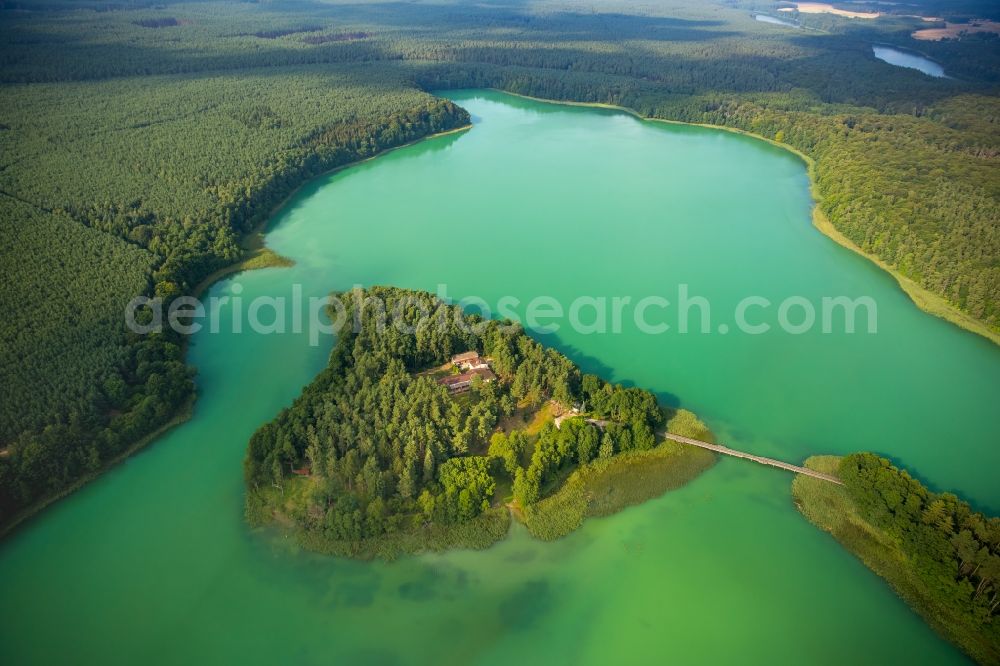 Wokuhl-Dabelow from the bird's eye view: Lake Grosser Brueckentinsee with its island and green water in the nature park Feldberger Seenlandschaft in Wokuhl-Dabelow in the state of Mecklenburg - Western Pomerania. The Island Hotel Brueckentinsee is located on the island