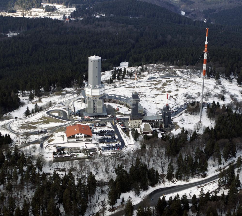 Aerial photograph Schmitten - Blick auf den winterlich mit Schnee bedeckte Großen Feldberg, der mit 881,5 m der höchste Berg des Mittelgebirges Taunus und des Rheinischen Schiefergebirges ist. Auf dem Gipfel befinden sich ein Fernmeldeturm, ein Rohrmast des Hessischen Rundfunks, der Aussichtsturm und die Gaststätte Feldberghof.