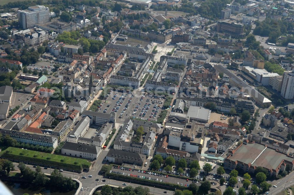 Saarlouis from above - Das Areal Großer Markt in Saarlouis im Saarland, geprägt durch den quadratischen Platz im Stadtzentrum mit dem Marienbrunnen und der katholischen Pfarrkirche St. Ludwig. Der Marktplatz entstand nach Entwürfen der Architekten Sebastien le Prestre de Vauban und Thomas de Choisy um 1685. Area of Grosser Markt in Saarlouis in Saarland, characterized by quadratic square in city centre with fountain Marienbrunnen and catholic parish church St. Ludwig. The place was constructed after drafts by architects Sebastien le Prestre de Vauban and Thomas de Choisy around 1685.