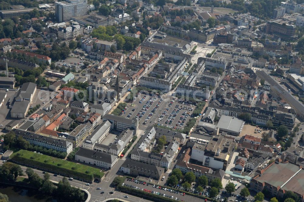 Saarlouis from the bird's eye view: Das Areal Großer Markt in Saarlouis im Saarland, geprägt durch den quadratischen Platz im Stadtzentrum mit dem Marienbrunnen und der katholischen Pfarrkirche St. Ludwig. Der Marktplatz entstand nach Entwürfen der Architekten Sebastien le Prestre de Vauban und Thomas de Choisy um 1685. Area of Grosser Markt in Saarlouis in Saarland, characterized by quadratic square in city centre with fountain Marienbrunnen and catholic parish church St. Ludwig. The place was constructed after drafts by architects Sebastien le Prestre de Vauban and Thomas de Choisy around 1685.