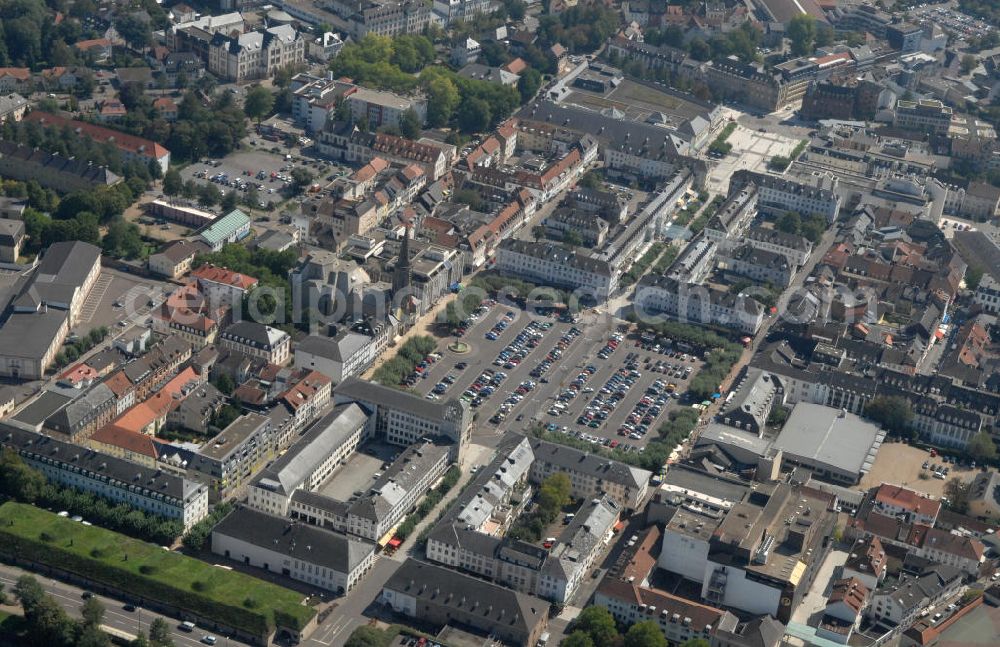 Aerial image Saarlouis - Das Areal Großer Markt in Saarlouis im Saarland, geprägt durch den quadratischen Platz im Stadtzentrum mit dem Marienbrunnen und der katholischen Pfarrkirche St. Ludwig. Der Marktplatz entstand nach Entwürfen der Architekten Sebastien le Prestre de Vauban und Thomas de Choisy um 1685. Area of Grosser Markt in Saarlouis in Saarland, characterized by quadratic square in city centre with fountain Marienbrunnen and catholic parish church St. Ludwig. The place was constructed after drafts by architects Sebastien le Prestre de Vauban and Thomas de Choisy around 1685.