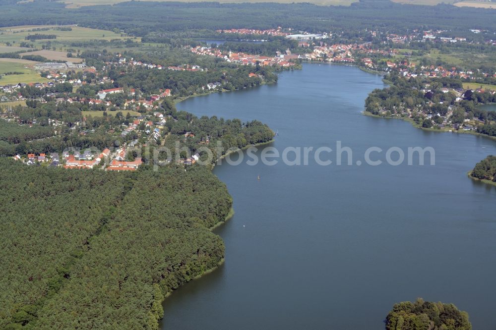 Aerial image Müllrose - Riparian areas on the lake area of Grosser Muellroser See in Muellrose in the state of Brandenburg. The long lake stretches North to South. The town of Muellrose is located on its shores. The island of Fischerwerdel is located in the lake