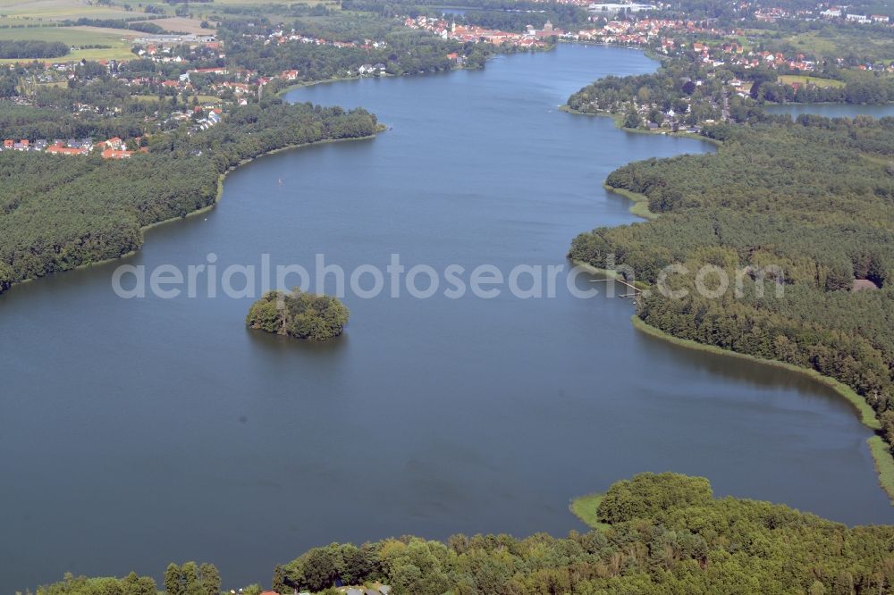 Aerial photograph Müllrose - Riparian areas on the lake area of Grosser Muellroser See in Muellrose in the state of Brandenburg. The long lake stretches North to South. The town of Muellrose is located on its shores. The island of Fischerwerdel is located in the lake