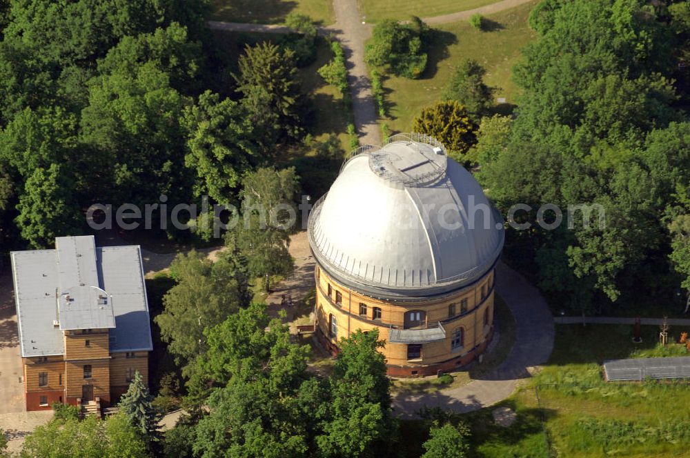 Aerial photograph Potsdam - Blick auf den Großen Refraktor im Wissenschaftspark Albert Einstein auf dem Potsdamer Telegrafenberg. Das Linsenfernrohr und das umgebende Gebäude gehören zum Astrophysikalischen Institut Potsdam. Der 1899 in Betrieb genommen Großer Refraktor steht seit 1983 unter Denkmalschutz. View of the Great Refractor at the Science Park Albert Einstein on the Potsdamer Telegrafenberg. The refracting telescope and the surrounding building are part of the Astrophysical Institute Potsdam.